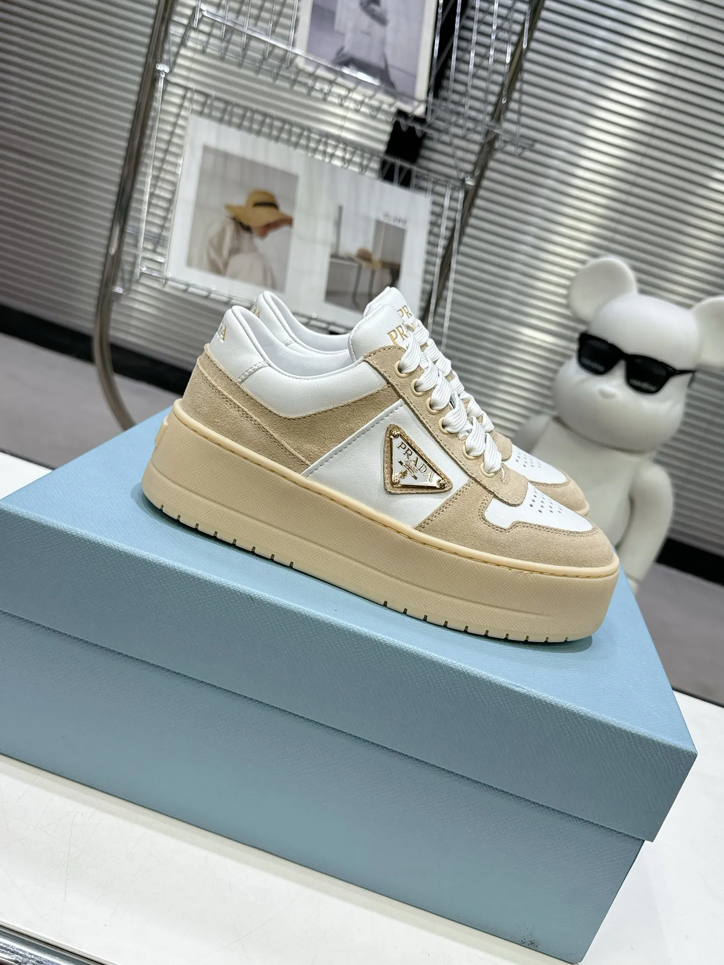 👟👟Ex-factory price 600👟👟 Prada Latest Downtown Bold series Thick-soled Platform Shoes Triangle Logo Casual Sports Shoes White Shoes Original purchase, development and production Downtown Bold sneakers are inspired by the basketball shoes of the 1980s, with sporty design and exquisite details. Crafted from perforated leather, the statement platform sole provides a unique, modern style. The Prada logo is interpreted from different angles, decorated with the iconic enameled triangular metal logo, highlighting the unique classic style. Exquisite packaging at the delivery counter🛍📦 ▪️Fabric: Original custom imported first-layer cowhide ▪️Inner lining: Original imported sheepskin ▪️Outsole: Original open-molded ultra-light foam material ▪️Sole thickness: 4.5CM ▪️Size: Women's 35-40